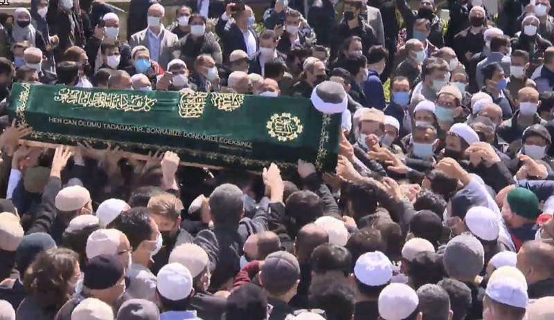 İmam 'vefata sebep olmayalım' dedi ama cemaat liderinin cenazesi omuz omuza kaldırıldı - Resim : 1