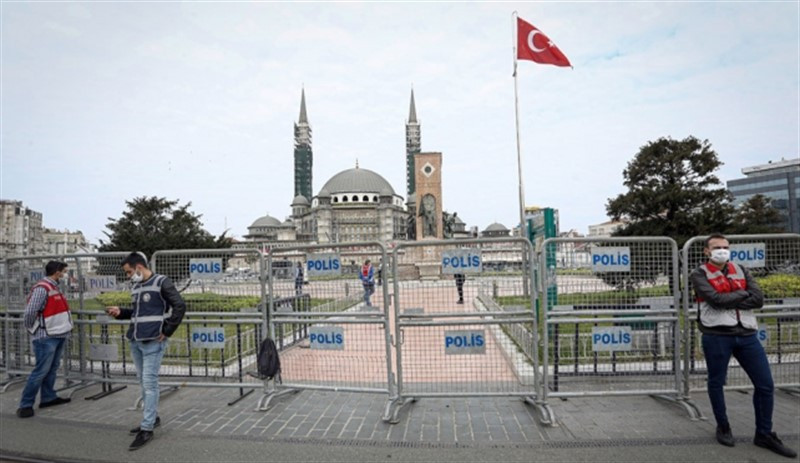 Sokağa çıkma yasağı olan İstanbul'da 1 Mayıs'ta 44 bin polis görevlendirdiler - Resim : 3