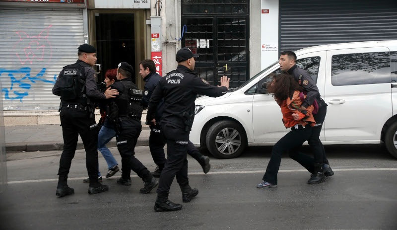 İstanbul’da Taksim Meydanı’na yürümek isteyenlere müdahale: 164 gözaltı - Resim : 1