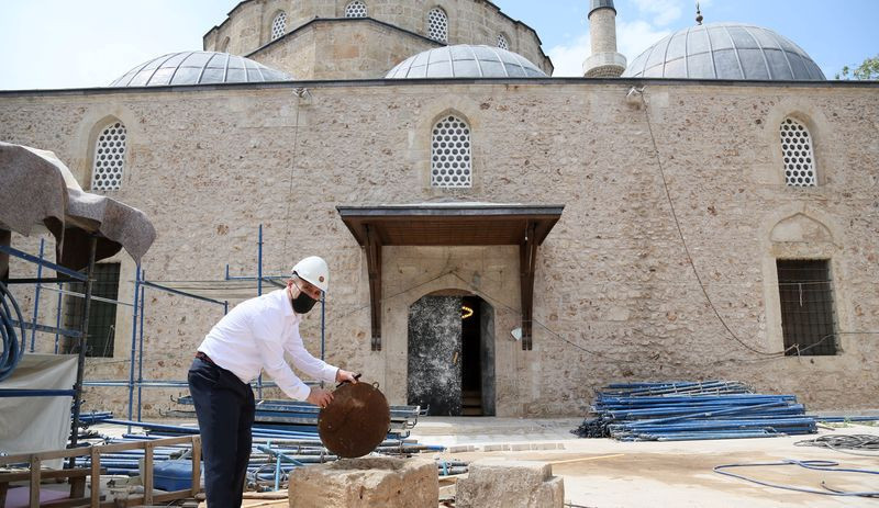 Cami avlusunda tuvalet yapımı için yapılan kazıda Roma dönemine ait mozaik ve mezarlar bulundu - Resim : 4