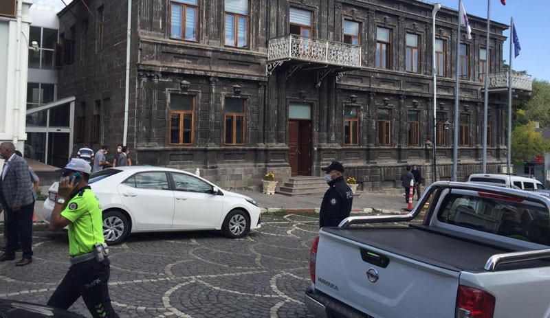 Kars Belediyesi'nde polis yığınağı, vekillere müdahale: Siz bu kente ancak kayyım olursunuz - Resim : 2