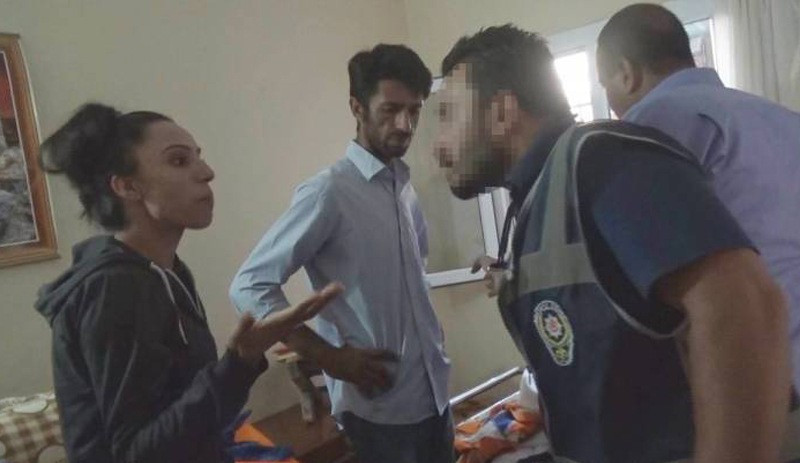 Polis ev baskınında hırsızlık yaparken yakalandı - Resim : 1