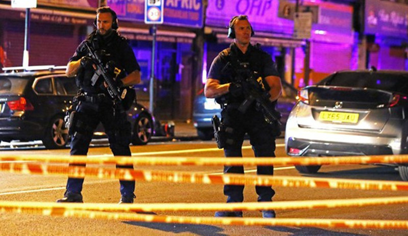 Londra'da camiden çıkanlara kamyonetli saldırı - Resim : 1