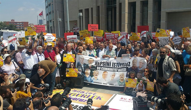 Gazetecilere hemen şimdi özgürlük - Resim : 4