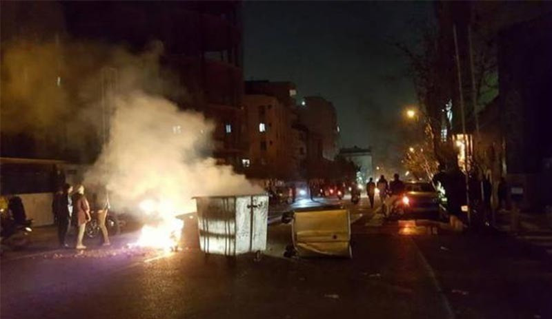 İran'da ölü sayısı artıyor, 18 sivil ve bir polis öldü - Resim : 1