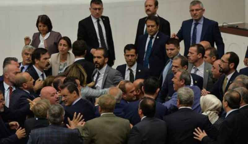 Ahmet Şık'a Meclis'te saldırı - Resim : 1