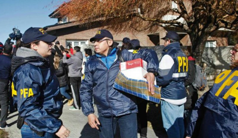 Arjantin'in eski devlet başkanı Kirchner'in evlerine polis baskını - Resim : 1