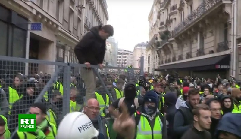 Sarı Yelekliler sokakta: Fransa genelinde bin kişi gözaltına alındı - Resim : 3
