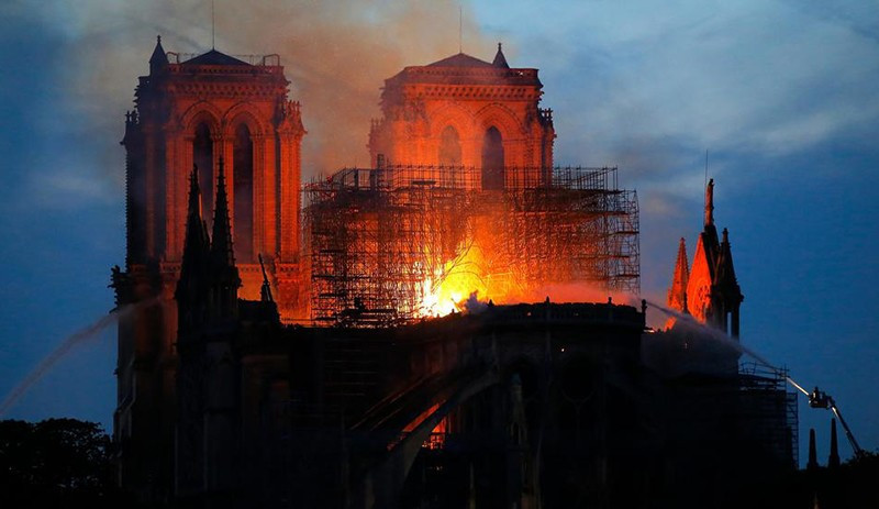 Libération'dan Notre Dame manşeti: Bizim Dramımız - Resim : 2