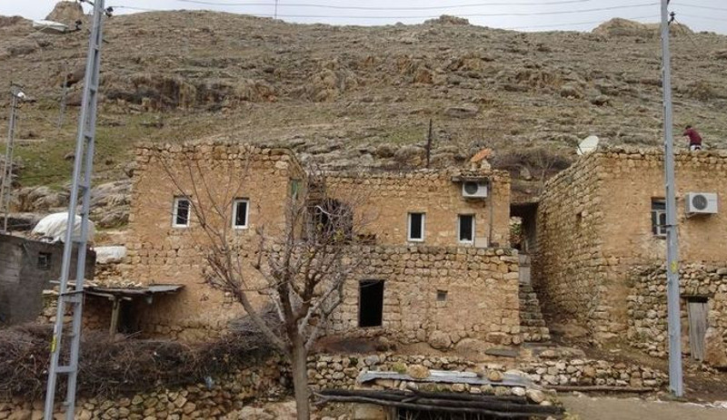Bir köy kayaların altında kalma tehlikesiyle karşı karşıya - Resim : 1