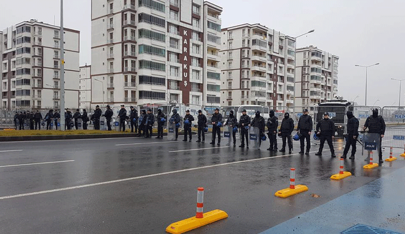Diyarbakır’da Leyla Güven ablukası: Valilik hedef gösterdi, vekiller engellendi - Resim : 4