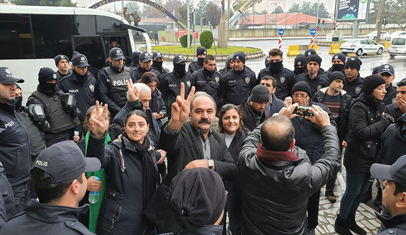 Diyarbakır’da Leyla Güven ablukası: Valilik hedef gösterdi, vekiller engellendi - Resim : 5