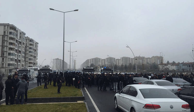 Diyarbakır’da Leyla Güven ablukası: Valilik hedef gösterdi, vekiller engellendi - Resim : 8