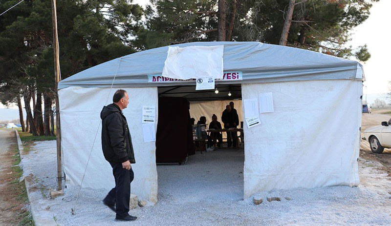 Depremzedeler oylarını çadırlarda kullanıyor - Resim : 1