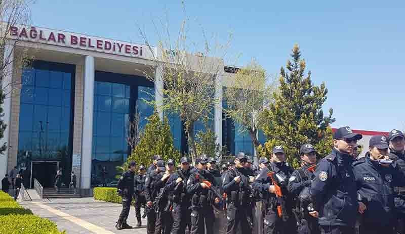Seçmen iradesine barikat: Belediye binası, seçilmiş başkan geliyor diye ablukaya alındı - Resim : 2