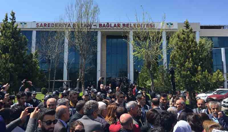 Seçmen iradesine barikat: Belediye binası, seçilmiş başkan geliyor diye ablukaya alındı - Resim : 3