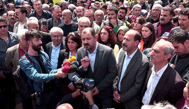 Seçmen iradesine barikat: Belediye binası, seçilmiş başkan geliyor diye ablukaya alındı - Resim : 1