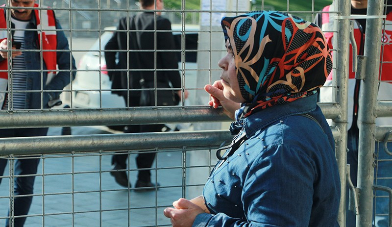 Polis Taksim'de çalışanların geçişine izin vermedi - Resim : 4