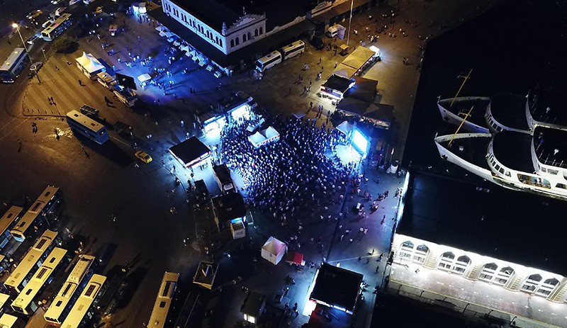 Yurttaşlar ortak yayına kilitlendi, sokaklar boşaldı - Resim : 1