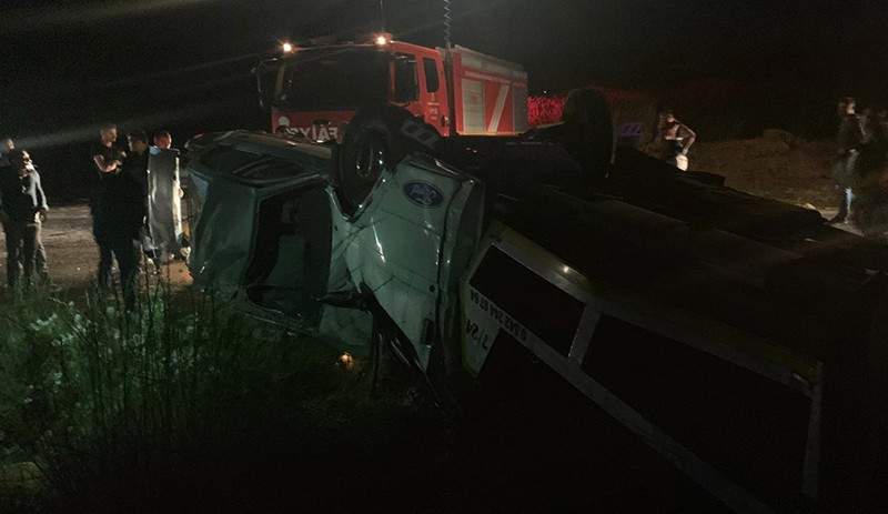 Otomobil taşıyan çekici şarampole devrildi: 1 ölü, 2 yaralı - Resim : 1
