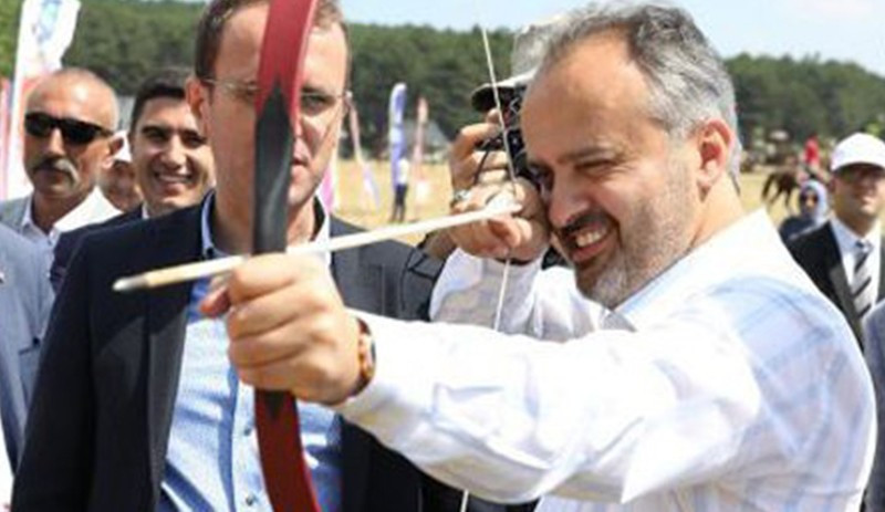 AKP'li belediyeye göre 30 Ağustos'ta ücretsiz ulaşıma gerek yok, cirit ve okçuluk şenliğine var - Resim : 1