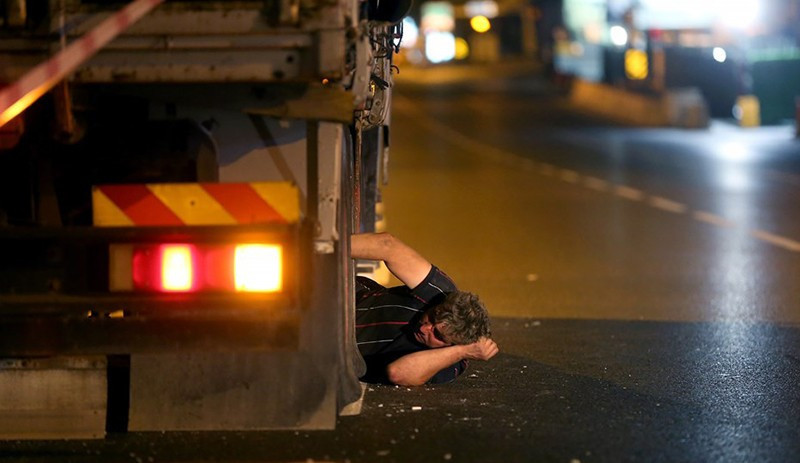 İstanbul'da beton yüklü kamyon köprüye sıkıştı - Resim : 1