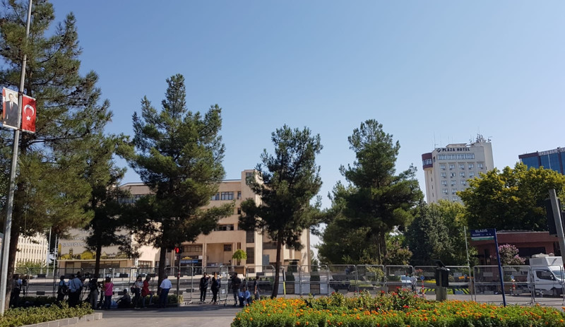 Belediyeye kayyım atandı, çalışanlar ve siyasetçiler gözaltına alındı - Resim : 1