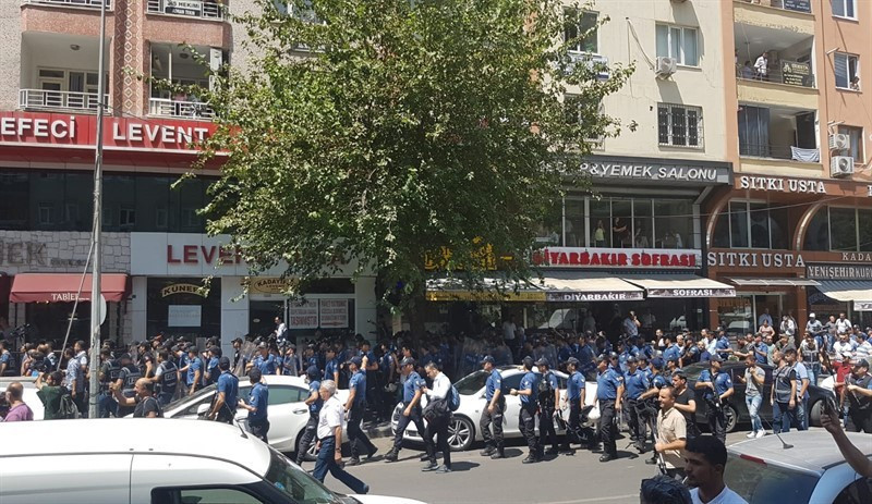 Kayyıma tepki gösteren halka polis saldırısı - Resim : 1