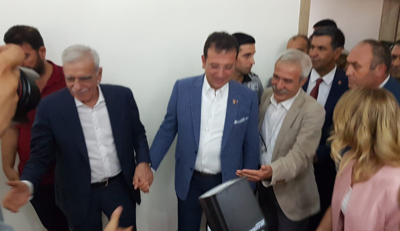 İmamoğlu görevden alınan belediye başkanlarıyla görüştü: Güç katmaya geldik - Resim : 1