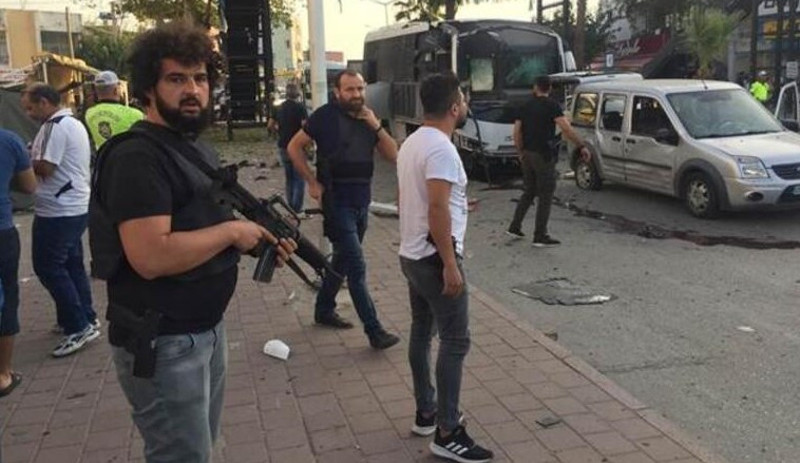 Adana'da polis aracına bombalı saldırı: 1'i polis 5 yaralı - Resim : 5