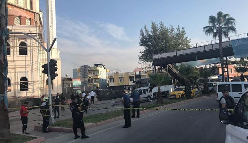 Adana'da polis aracına bombalı saldırı: 1'i polis 5 yaralı - Resim : 1