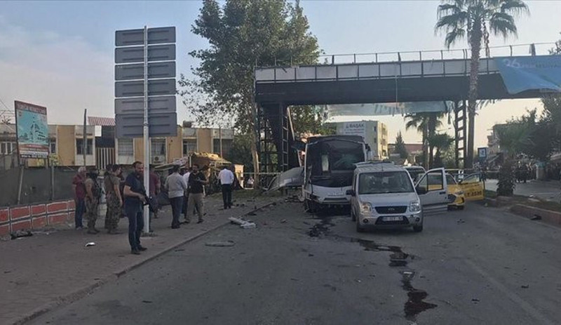 Adana'da polis aracına bombalı saldırı: 1'i polis 5 yaralı - Resim : 4