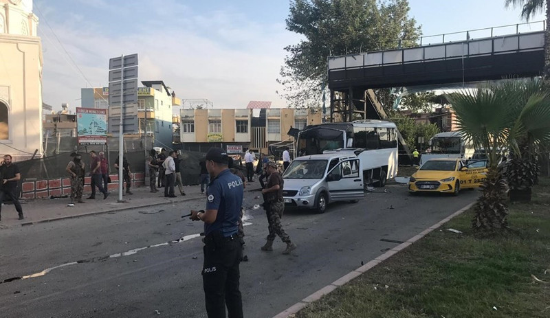 Adana'da polis aracına bombalı saldırı: 1'i polis 5 yaralı - Resim : 3