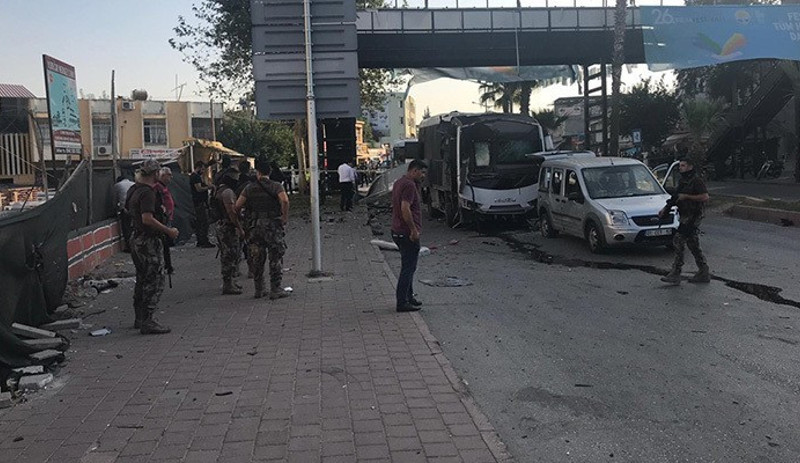 Adana'da polis aracına bombalı saldırı: 1'i polis 5 yaralı - Resim : 6