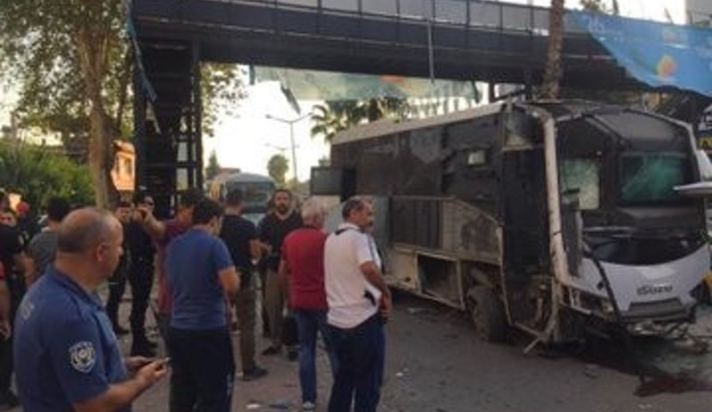 Adana'da polis aracına bombalı saldırı: 1'i polis 5 yaralı - Resim : 2