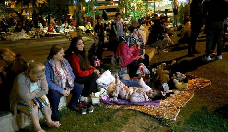 İstanbullular geceyi parklarda geçirdi - Resim : 1