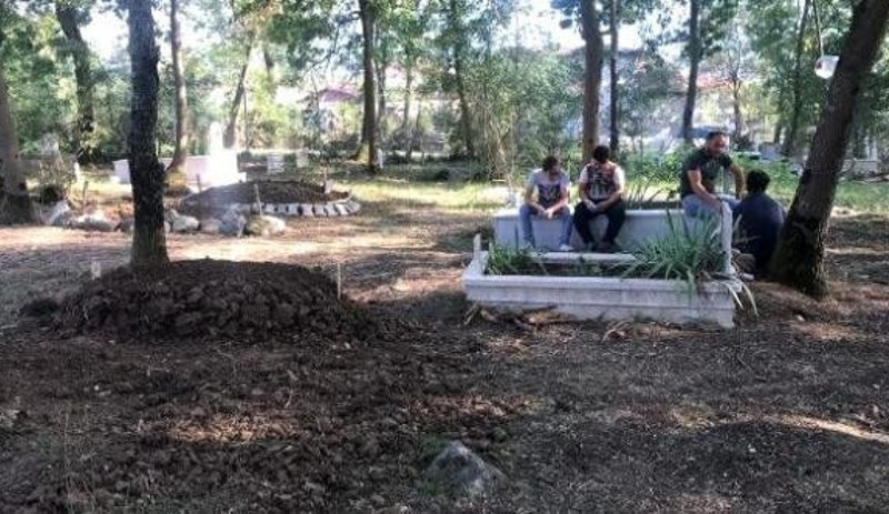 Dışlandığı iddia edilen 9 yaşındaki Suriyeli çocuk mezarlıkta asılı bulundu - Resim : 1