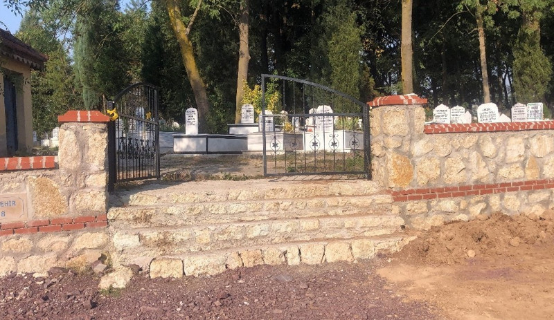 Dışlandığı iddia edilen 9 yaşındaki Suriyeli çocuk mezarlıkta asılı bulundu - Resim : 2