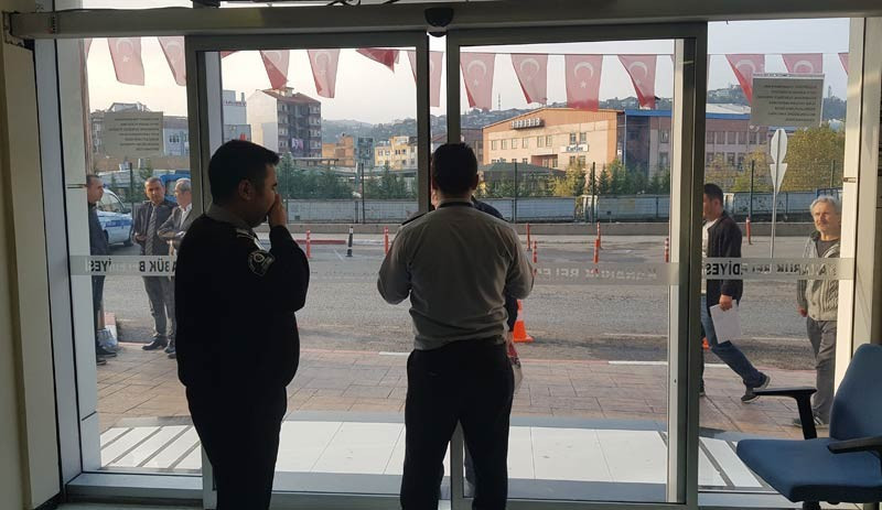 MHP'li belediye başkanı işe gecikenleri içeriye almadı - Resim : 1