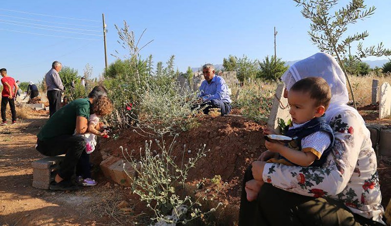 Bayram birçokları için mezarlık ziyareti - Resim: 6