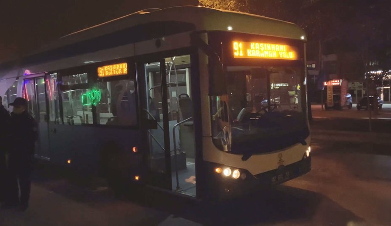 Maske takmadığı için indirildiği otobüse silahla gelip kendisine tepki gösteren yolcuyu vurdu - Resim : 1