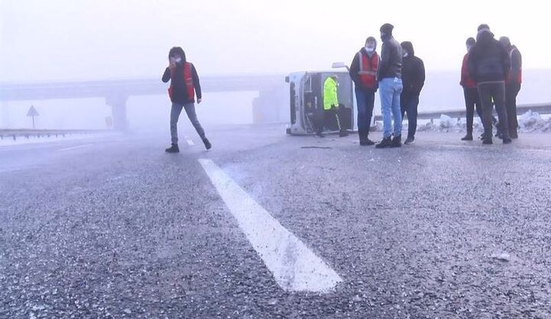 İstanbul'da polisleri taşıyan servis devrildi: 10 yaralı - Resim : 1