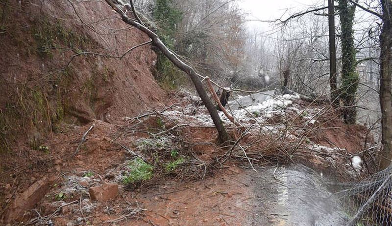 Bartın'da heyelan: Dere taştı, yol ve iskele su altında kaldı, evlere enerji verilemiyor - Resim : 1