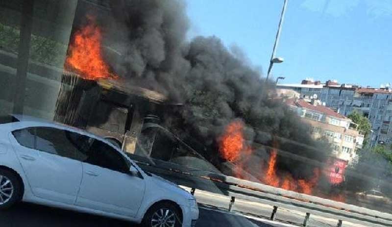 Zeytinburnu'nda metrobüs alev aldı, yolcular son anda kurtuldu - Resim : 1