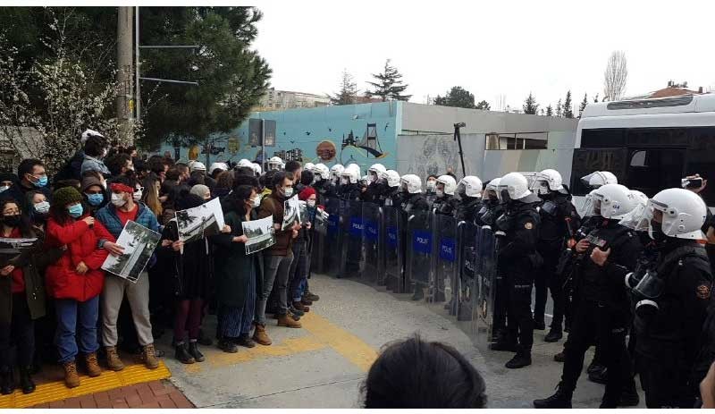 Boğaziçi Üniversitesi'nde gökkuşağı bayrağı taşıyan öğrencilere polis müdahalesi: 12 gözaltı - Resim : 1