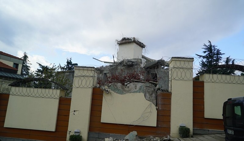 AKP'li belediye AKP'li eski bakanın evini yıktı, bakanın eşi de tartaklandı iddiası - Resim : 1