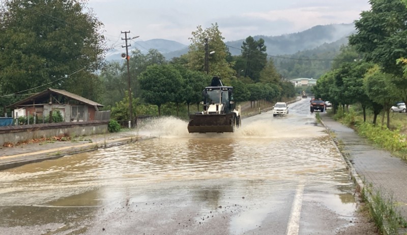 Kastamonu ve Bartın'ı sağanak vurdu: Yüzlerce ev ve iş yerini su bastı, trafik aksadı - Resim : 1