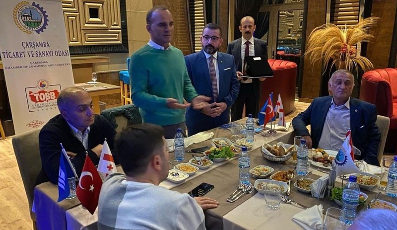 AKP kurucusu, müebbet hapis alan firari isimle görüşüp plaket verdi: Başarılarının devamını dilerim - Resim : 1