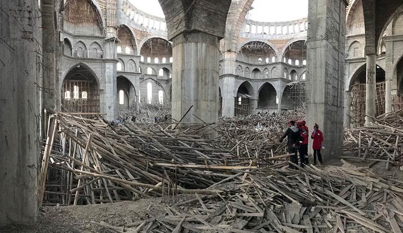 Cami inşaatında iskele çöktü: Mühendis enkaz altında - Resim : 2