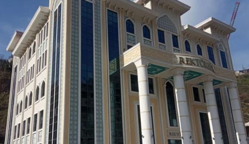 Artvin Çoruh Üniversitesi rektörü önceliği kendisine verdi: Yurt yerine rektörlük 'sarayı' yaptırdı - Resim : 1